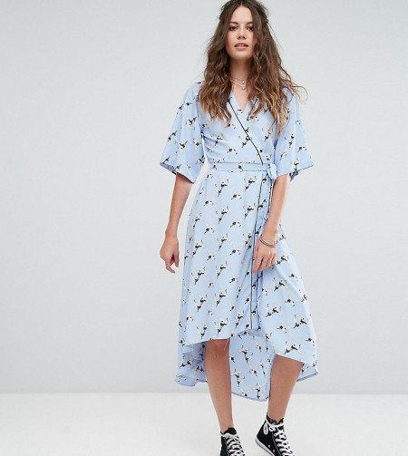 Glamorous Tall - Vorne gewickeltes Kleid im Pyjama-Stil mit Vogelprint - Blau